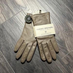 Brand new women’s Fownes Brothers genuine leather gloves, size small.